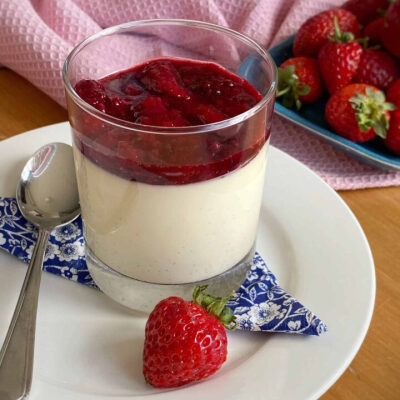 意大利甜品 Panna Cotta 意式奶冻 意为“煮熟的鲜奶油”，通常被认为是意大利北部以乳制品闻名的皮埃蒙特（Piemonte）地区的传统甜点。但现已成为意大利各地均可见到的甜品。质地冰滑细腻，奶香馥郁，并伴有其他配料…