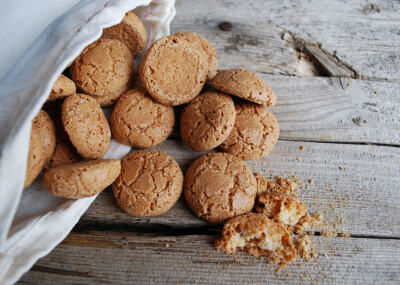 意大利甜品 Amaretti 意式杏仁饼 杏仁饼干 杏仁曲奇 也被称为 Biscotti Amaretti 是一种甜度很高的意大利酥皮点心。除了在面粉中加入黄油、奶油和起酥油外，还会用到大量形态轻盈的细砂糖和杏仁粉。它香气浓郁，甜中…