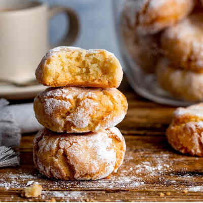 意大利甜品 Amaretti 意式杏仁饼 杏仁饼干 杏仁曲奇 也被称为 Biscotti Amaretti 是一种甜度很高的意大利酥皮点心。除了在面粉中加入黄油、奶油和起酥油外，还会用到大量形态轻盈的细砂糖和杏仁粉。它香气浓郁，甜中…