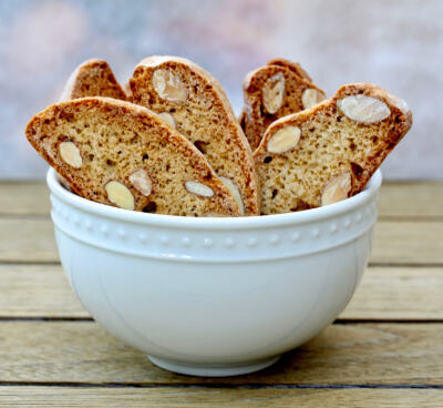 意大利甜品 Cantuccini 意式杏仁脆饼 诞生于中世纪托斯卡尼地区的传统点心，由各类干果或坚果制成的杏仁风味硬饼干，从里到外酥香爽脆。被咬断时还会发出细小的声响，因此命名时便参考了在意大利语中有着“微弱的歌…