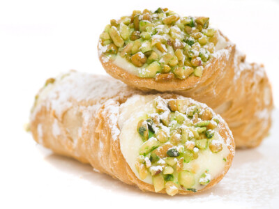 意大利甜品 Cannoli 奶酪酥卷 奶油煎饼卷 Cannoli siciliani 西西里岛传统糕点，cannoli一词是cannolo的复数。酥卷外表非常朴素，洒满了细糖粉的低温油炸香酥外皮，滑腻柔软的洁白内馅由鲜奶油和当地特产乳清干酪制…