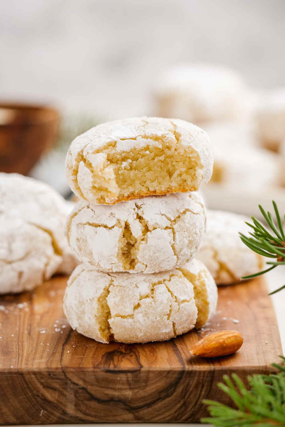 意大利甜品 Amaretti 意式杏仁饼 杏仁饼干 杏仁曲奇 也被称为 Biscotti Amaretti 是一种甜度很高的意大利酥皮点心。除了在面粉中加入黄油、奶油和起酥油外，还会用到大量形态轻盈的细砂糖和杏仁粉。它香气浓郁，甜中略带杏仁的微苦，呈现出比曲奇更轻脆的美妙口感。杏仁粉是在甜杏仁粉内混入一定比例的苦杏仁粉，这样才能如名“Amaretti”（微苦）所示，回味悠长。如今意大利的每个地区都有自己的配方，使用不同比例的基本配料，或不同硬度的蛋白霜、温度和烘烤时间，或额外的配料，如蛋黄、面粉或发酵剂，以达到不同的别致口感