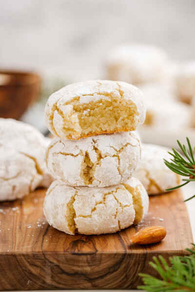 意大利甜品 Amaretti 意式杏仁饼 杏仁饼干 杏仁曲奇 也被称为 Biscotti Amaretti 是一种甜度很高的意大利酥皮点心。除了在面粉中加入黄油、奶油和起酥油外，还会用到大量形态轻盈的细砂糖和杏仁粉。它香气浓郁，甜中…