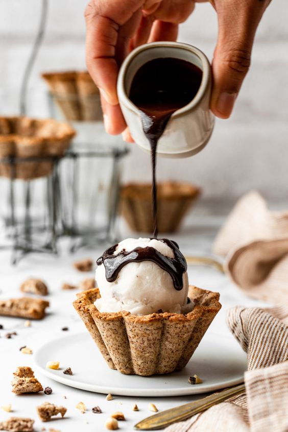 意大利甜品 Affogato 阿芙佳朵 直译意为“泡在水中”，也就是把著名的意大利手工冰淇淋 Gelato 浸于可口的饮料中。冰淇淋多为香草、巧克力、榛子、朗姆酒等常见口味，饮料有咖啡、红茶和利口酒等，注入的饮料量无需太多便可以产生千变万化的搭配，其中最受欢迎的依然是香草冰淇淋搭配意式浓缩咖啡（Espresso）的经典组合