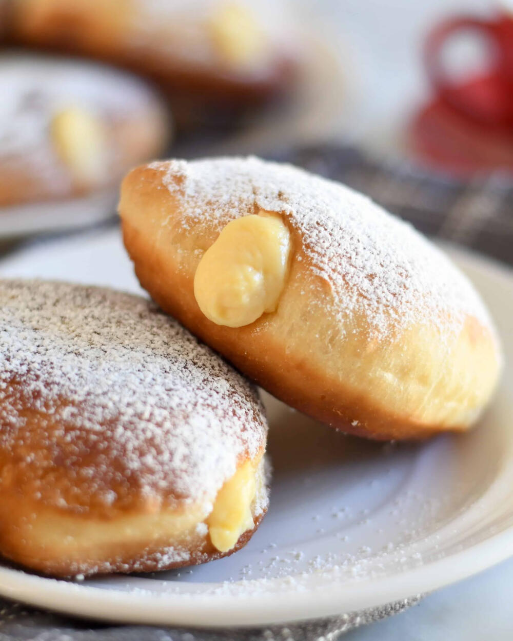 意大利甜品 Bomboloni 一种包裹草莓酱、奶油或果冻的甜甜圈，类似来自奥地利格拉茨（Gratz）的Berliner。Bomboloni的名字源于炸弹（Bomba），因为圆形的甜甜圈里包裹着随时一咬即爆的内馅