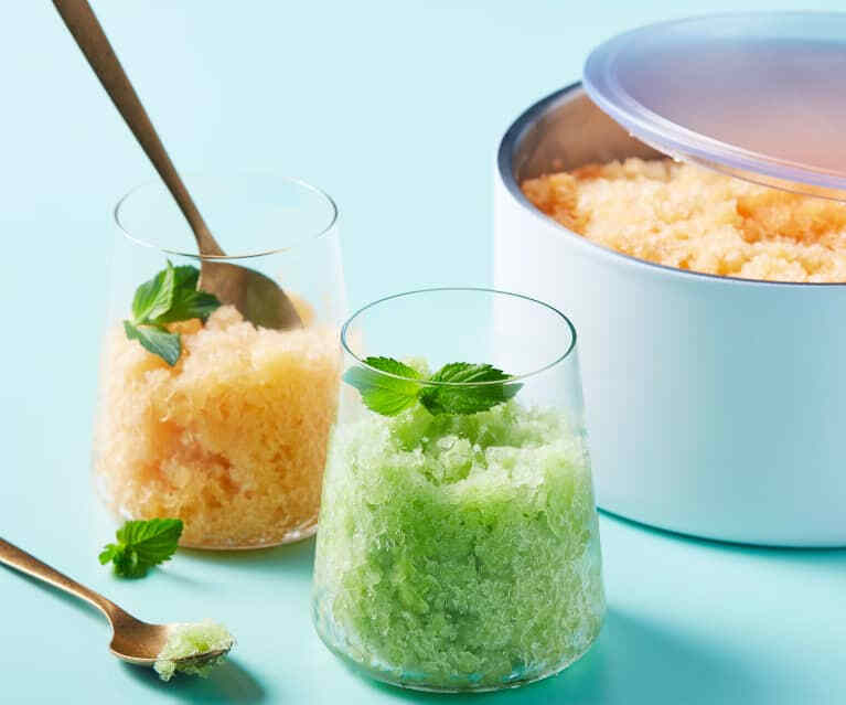 意大利甜点 Granita 意式刨冰 格兰尼它冰糕 与雪芭（不含奶的冰激凌）类似的清凉口感，加入莓果，柠檬汁，薄荷和橙子香料的刨冰，酸甜可口，是炎热夏季的消暑佳品