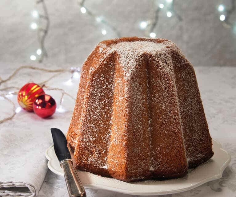 意大利 Pandoro 黄金面包 意大利的圣诞节点心。黄金面包（Pan d'Oro）来自意大利北部城市维罗纳，这种介于蛋糕和面包之间的甜点，加入了大量的黄油、鸡蛋、砂糖，以橘子、柠檬、葡萄干等水果干制作成。蛋糕做成星星的形状，上面撒上糖霜，外形讨喜，香气馥郁、口感又很柔软甜美，适合佳节期间与全家共享。近亲是 Panettone（潘娜托尼、潘妮托尼、托尼的面包），但后者被做成了普通蛋糕形状