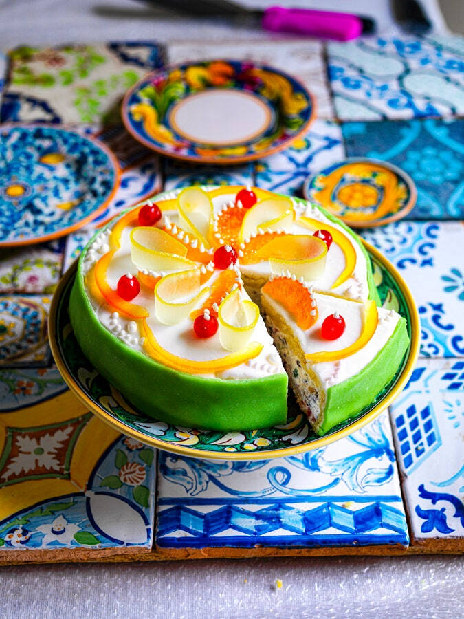 意大利甜品 Cassata 卡萨塔蛋糕 Cassata siciliana 五彩缤纷的卡萨塔蛋糕来自美丽的西西里巴勒莫（Palermo），是当地传统甜点。卡萨塔以鲜亮的外形引人注意，用来装点蛋糕外形的包括杏仁糖膏（Marzipan）、糖霜还有糖渍水果片。西西里当地特产橘子、柠檬等橘类水果，所以少不了用橘类水果装点。其他组成部分包括海绵蛋糕、新鲜果汁、西西里特产酒，还有厚厚的里科塔奶酪（Ricotta 乳清干酪）