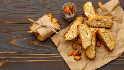 意大利甜品 Cantuccini 意式杏仁脆饼 诞生于中世纪托斯卡尼地区的传统点心，由各类干果或坚果制成的杏仁风味硬饼干，从里到外酥香爽脆。被咬断时还会发出细小的声响，因此命名时便参考了在意大利语中有着“微弱的歌…