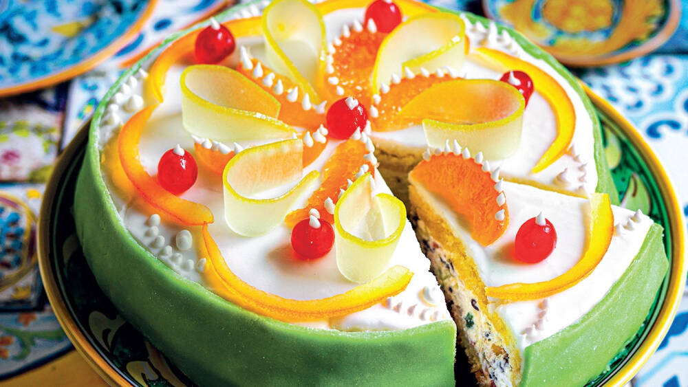 意大利甜品 Cassata 卡萨塔蛋糕 Cassata siciliana 五彩缤纷的卡萨塔蛋糕来自美丽的西西里巴勒莫（Palermo），是当地传统甜点。卡萨塔以鲜亮的外形引人注意，用来装点蛋糕外形的包括杏仁糖膏（Marzipan）、糖霜还有糖渍水果片。西西里当地特产橘子、柠檬等橘类水果，所以少不了用橘类水果装点。其他组成部分包括海绵蛋糕、新鲜果汁、西西里特产酒，还有厚厚的里科塔奶酪（Ricotta 乳清干酪）