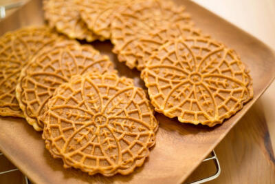 意大利 Ferratelle 或 Pizzelle 鸡蛋脆饼 华夫饼的一种，由面粉、鸡蛋、糖、奶油或植物油和调味品（通常是茴香或茴香酒，偶尔是香草或柠檬皮）制成的传统意大利饼干，通常用双板铁质模具烤熟。根据成分和制备方法，…