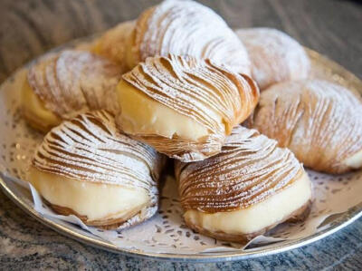 意大利甜品 Sfogliatella 意式千层酥 夹心奶酪千层酥，在意大利语中意为“层层叠叠”“龙虾尾”，指的是蛤蜊贝壳的层状结构，经过烘烤又香又脆。据说最初的千层酥是1700年左右阿马尔菲海岸的修女们发明的，虽然修女…