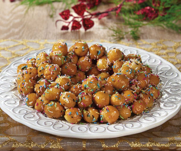 意大利甜品 Struffoli 蜂蜜糖球 一種傳統(tǒng)的那不勒斯甜點(diǎn)，由彈子大小的油炸面團(tuán)制成，這些面團(tuán)通常會(huì)與例如蜂蜜混合食用，撒上糖粒，是圣誕期間的特色甜點(diǎn)。這種蜂蜜糖球是那不勒斯的特色甜點(diǎn)之一，與Bomboloni不同的是，但這種糖球用了蜂蜜、肉桂和橘子皮。意大利人會(huì)在圣誕節(jié)的時(shí)候?qū)⑦@種糖球累疊成各式的蜜球塔，不僅外形有節(jié)日氣氛，而且還可以讓賓客在餐前當(dāng)作小點(diǎn)心食用