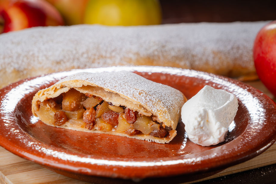 意大利甜品 Strudel di mele 苹果派 苹果卷 在意大利广阔的北部地区，阿尔卑斯山峰耸立在绿色的高山草甸上，一年四季都有大量的苹果，苹果馅奶酪卷和其他烘焙食品，都很受欢迎。如果你喜欢美味的苹果派，在特伦蒂诺—上阿迪杰（Trentino-Alto Adige）就能找到最好苹果卷（Apfelstrudel）