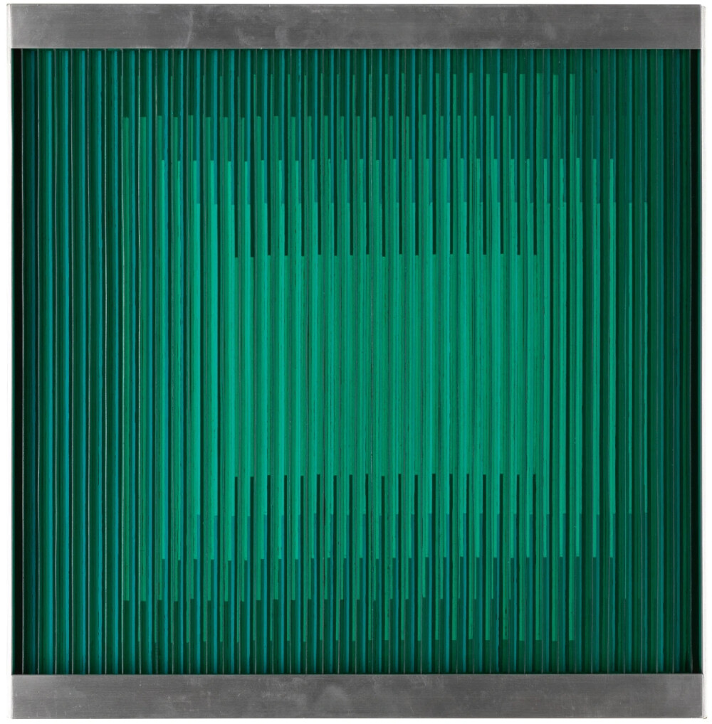 卡洛斯·克鲁兹-迭兹（Carlos Cruz-Diez）是委内瑞拉欧普艺术家。他的作品比维克托·瓦萨雷里的更加追求给观察者造成视觉和心理上的反应，多用密麻整齐的锥形线条，而不是矩形来做探索的材料。在色彩上也不是像维克托·瓦萨雷里那样一格一色，而是微妙的渐变，当然这个渐变也是遵循规律的。对画面的干扰不是拱入一个球或者其他异物，而常常是一组黑线，规则或者不规则地使相邻的线条和色彩产生联系。