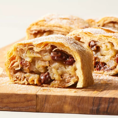 意大利甜品 Strudel di mele 苹果派 苹果卷 在意大利广阔的北部地区，阿尔卑斯山峰耸立在绿色的高山草甸上，一年四季都有大量的苹果，苹果馅奶酪卷和其他烘焙食品，都很受欢迎。如果你喜欢美味的苹果派，在特伦蒂诺…