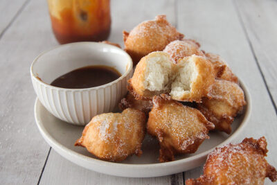 意大利甜点 Zeppole 炸泡芙 来自于南方那不勒斯（Naples）和罗马等地的酥皮点心，也被称为圣约瑟日蛋糕（St. Joseph's Day Cakes），因为它们最早是因为庆祝圣约瑟日制作的。在制作泡芙时，用水、奶油、面粉和鸡蛋做…