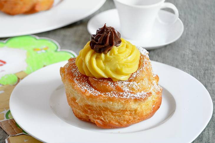 意大利甜品 Zeppole di San Giuseppe 奶油泡芙 这是献给3月19日圣朱塞佩日（父亲节）的油炸泡芙—圣约瑟夫蛋糕（St Joseph's zeppole）的美味烘焙酥皮变体（St Joseph's Day Pastries）。烤制完成后将奶油、巧克力或冰淇淋通过注射灌进其中，再放上樱桃等果料即成