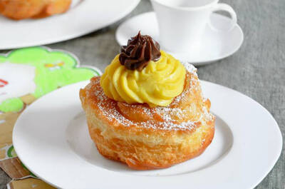 意大利甜品 Zeppole di San Giuseppe 奶油泡芙 这是献给3月19日圣朱塞佩日（父亲节）的油炸泡芙—圣约瑟夫蛋糕（St Joseph's zeppole）的美味烘焙酥皮变体（St Joseph's Day Pastries）。烤制完成后将奶油、巧克力或…