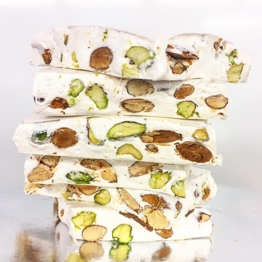 意大利甜品 Torrone 蜂蜜杏仁糖 意式蛋白牛轧糖 圣诞节期间的传统甜食，主要材料包括鸡蛋蛋白、杏仁、榛子、香草、糖和蜂蜜，也可以添加巧克力、花生和开心果