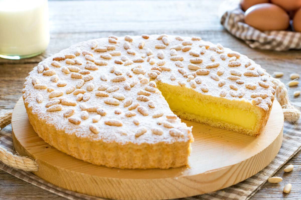 意大利 Torta della Nonna 松仁奶黄塔 祖母蛋糕 来自托斯卡纳大区（Tuscany）的传统甜品。面团的制作不费力，里面通常是浓郁细腻的蛋奶糊（卡仕达酱 crema pasticciera），馅料加入柠檬皮、香草或Ricotta乳清干酪调味，将表面烤得酥脆再撒上糖粉和松子。名称直意即是“祖母做的派”，体现了意大利料理的精髓—家庭风味，沿用由祖母传给母亲的传统制作方法，外表朴素，却涵盖了文艺复兴时期具有里程碑意义的几种糕点制作技术——酥皮糕饼（pasta frolla）、意式基础海绵蛋糕（Pan di Spagna）、蛋奶糊（卡仕达酱 crema pasticciera）