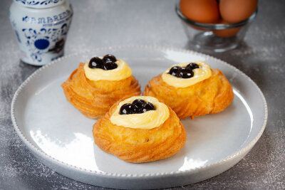 意大利甜品 Zeppole di San Giuseppe 奶油泡芙 这是献给3月19日圣朱塞佩日（父亲节）的油炸泡芙—圣约瑟夫蛋糕（St Joseph's zeppole）的美味烘焙酥皮变体（St Joseph's Day Pastries）。烤制完成后将奶油、巧克力或…