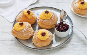 意大利甜品 Zeppole di San Giuseppe 奶油泡芙 这是献给3月19日圣朱塞佩日（父亲节）的油炸泡芙—圣约瑟夫蛋糕（St Joseph's zeppole）的美味烘焙酥皮变体（St Joseph's Day Pastries）。烤制完成后将奶油、巧克力或冰淇淋通过注射灌进其中，再放上樱桃等果料即成