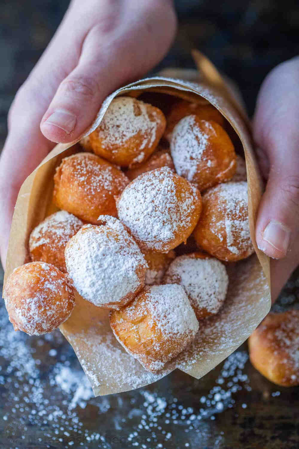 意大利甜点 Zeppole 炸泡芙 来自于南方那不勒斯（Naples）和罗马等地的酥皮点心，也被称为圣约瑟日蛋糕（St. Joseph's Day Cakes），因为它们最早是因为庆祝圣约瑟日制作的。在制作泡芙时，用水、奶油、面粉和鸡蛋做成小面团，油炸成金黄色的空心小球。将泡芙装入纸袋中，与糖粉一起摇匀，便是经典的意大利街头小吃。也可以盛在盘中，并蘸上巧克力或覆盆子调味酱