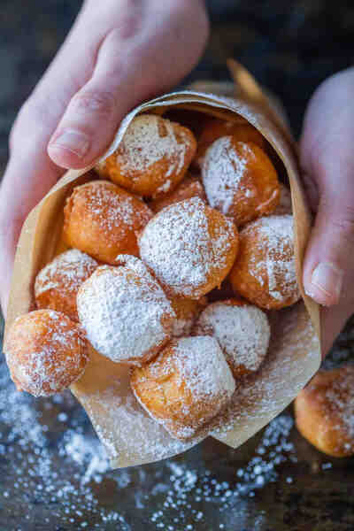 意大利甜点 Zeppole 炸泡芙 来自于南方那不勒斯（Naples）和罗马等地的酥皮点心，也被称为圣约瑟日蛋糕（St. Joseph's Day Cakes），因为它们最早是因为庆祝圣约瑟日制作的。在制作泡芙时，用水、奶油、面粉和鸡蛋做…