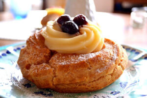 意大利甜品 Zeppole di San Giuseppe 奶油泡芙 这是献给3月19日圣朱塞佩日（父亲节）的油炸泡芙—圣约瑟夫蛋糕（St Joseph's zeppole）的美味烘焙酥皮变体（St Joseph's Day Pastries）。烤制完成后将奶油、巧克力或冰淇淋通过注射灌进其中，再放上樱桃等果料即成