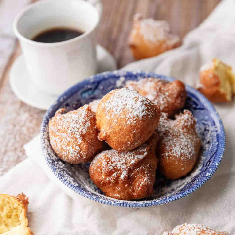 意大利甜点 Zeppole 炸泡芙 来自于南方那不勒斯（Naples）和罗马等地的酥皮点心，也被称为圣约瑟日蛋糕（St. Joseph's Day Cakes），因为它们最早是因为庆祝圣约瑟日制作的。在制作泡芙时，用水、奶油、面粉和鸡蛋做成小面团，油炸成金黄色的空心小球。将泡芙装入纸袋中，与糖粉一起摇匀，便是经典的意大利街头小吃。也可以盛在盘中，并蘸上巧克力或覆盆子调味酱