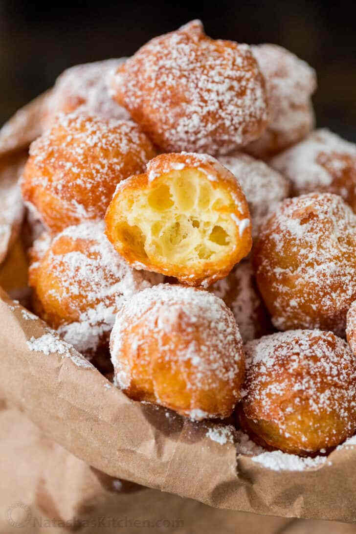 意大利甜点 Zeppole 炸泡芙 来自于南方那不勒斯（Naples）和罗马等地的酥皮点心，也被称为圣约瑟日蛋糕（St. Joseph's Day Cakes），因为它们最早是因为庆祝圣约瑟日制作的。在制作泡芙时，用水、奶油、面粉和鸡蛋做成小面团，油炸成金黄色的空心小球。将泡芙装入纸袋中，与糖粉一起摇匀，便是经典的意大利街头小吃。也可以盛在盘中，并蘸上巧克力或覆盆子调味酱