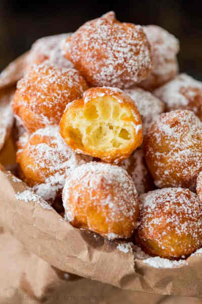 意大利甜点 Zeppole 炸泡芙 来自于南方那不勒斯（Naples）和罗马等地的酥皮点心，也被称为圣约瑟日蛋糕（St. Joseph's Day Cakes），因为它们最早是因为庆祝圣约瑟日制作的。在制作泡芙时，用水、奶油、面粉和鸡蛋做…