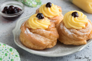 意大利甜品 Zeppole di San Giuseppe 奶油泡芙 这是献给3月19日圣朱塞佩日（父亲节）的油炸泡芙—圣约瑟夫蛋糕（St Joseph's zeppole）的美味烘焙酥皮变体（St Joseph's Day Pastries）。烤制完成后将奶油、巧克力或冰淇淋通过注射灌进其中，再放上樱桃等果料即成