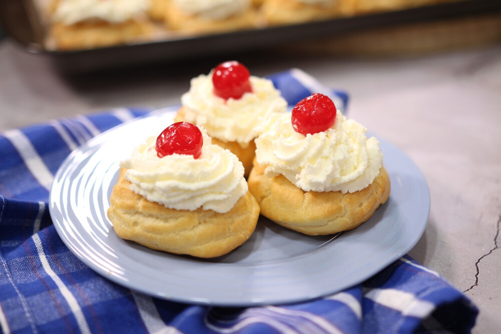 意大利甜品 Zeppole di San Giuseppe 奶油泡芙 这是献给3月19日圣朱塞佩日（父亲节）的油炸泡芙—圣约瑟夫蛋糕（St Joseph's zeppole）的美味烘焙酥皮变体（St Joseph's Day Pastries）。烤制完成后将奶油、巧克力或冰淇淋通过注射灌进其中，再放上樱桃等果料即成