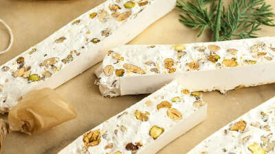 意大利甜品 Torrone 蜂蜜杏仁糖 意式蛋白牛轧糖 圣诞节期间的传统甜食，主要材料包括鸡蛋蛋白、杏仁、榛子、香草、糖和蜂蜜，也可以添加巧克力、花生和开心果