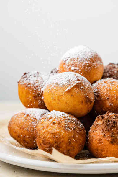 意大利甜点 Zeppole 炸泡芙 来自于南方那不勒斯（Naples）和罗马等地的酥皮点心，也被称为圣约瑟日蛋糕（St. Joseph's Day Cakes），因为它们最早是因为庆祝圣约瑟日制作的。在制作泡芙时，用水、奶油、面粉和鸡蛋做…