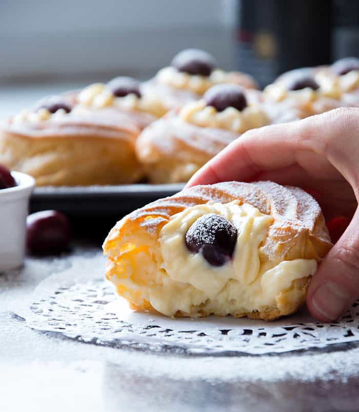 意大利甜品 Zeppole di San Giuseppe 奶油泡芙 这是献给3月19日圣朱塞佩日（父亲节）的油炸泡芙—圣约瑟夫蛋糕（St Joseph's zeppole）的美味烘焙酥皮变体（St Joseph's Day Pastries）。烤制完成后将奶油、巧克力或冰淇淋通过注射灌进其中，再放上樱桃等果料即成