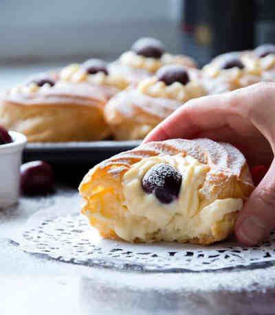 意大利甜品 Zeppole di San Giuseppe 奶油泡芙 这是献给3月19日圣朱塞佩日（父亲节）的油炸泡芙—圣约瑟夫蛋糕（St Joseph's zeppole）的美味烘焙酥皮变体（St Joseph's Day Pastries）。烤制完成后将奶油、巧克力或…