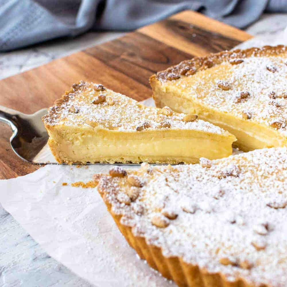 意大利 Torta della Nonna 松仁奶黄塔 祖母蛋糕 来自托斯卡纳大区（Tuscany）的传统甜品。面团的制作不费力，里面通常是浓郁细腻的蛋奶糊（卡仕达酱 crema pasticciera），馅料加入柠檬皮、香草或Ricotta乳清干酪调味，将表面烤得酥脆再撒上糖粉和松子。名称直意即是“祖母做的派”，体现了意大利料理的精髓—家庭风味，沿用由祖母传给母亲的传统制作方法，外表朴素，却涵盖了文艺复兴时期具有里程碑意义的几种糕点制作技术——酥皮糕饼（pasta frolla）、意式基础海绵蛋糕（Pan di Spagna）、蛋奶糊（卡仕达酱 crema pasticciera）