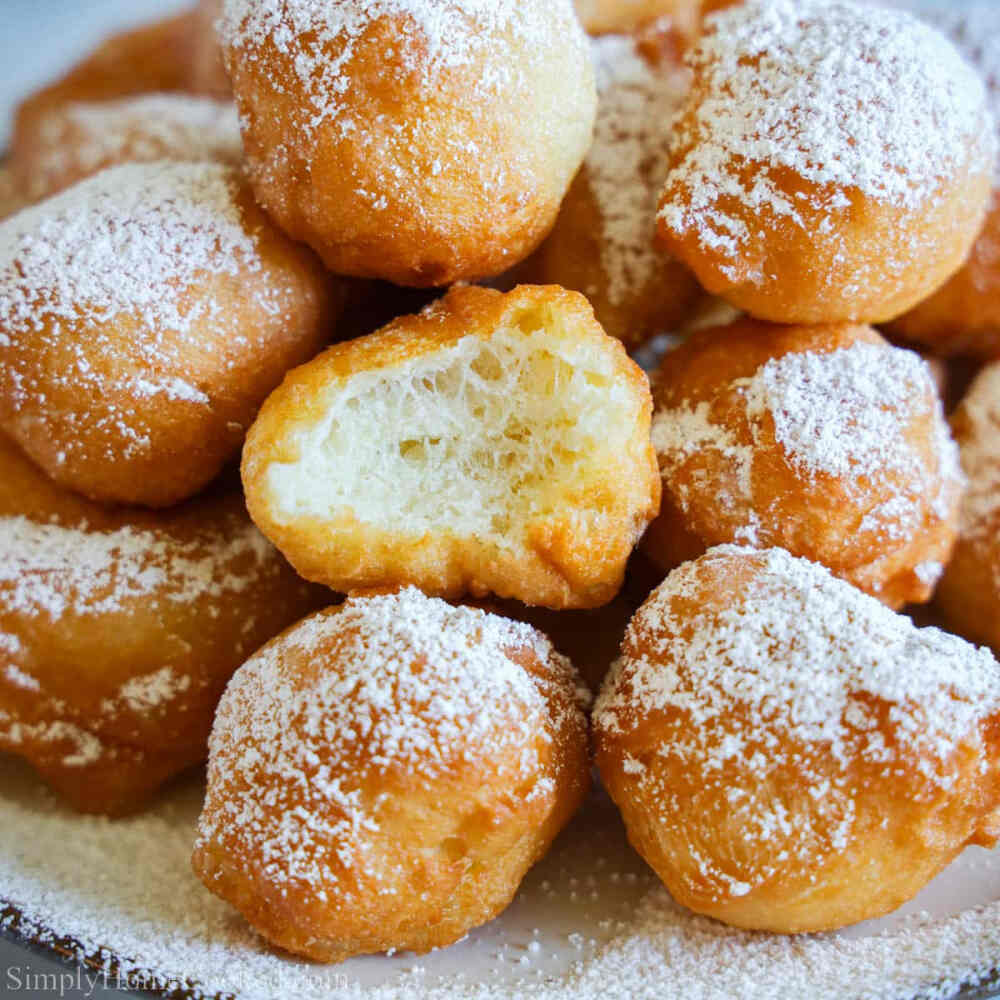 意大利甜点 Zeppole 炸泡芙 来自于南方那不勒斯（Naples）和罗马等地的酥皮点心，也被称为圣约瑟日蛋糕（St. Joseph's Day Cakes），因为它们最早是因为庆祝圣约瑟日制作的。在制作泡芙时，用水、奶油、面粉和鸡蛋做成小面团，油炸成金黄色的空心小球。将泡芙装入纸袋中，与糖粉一起摇匀，便是经典的意大利街头小吃。也可以盛在盘中，并蘸上巧克力或覆盆子调味酱