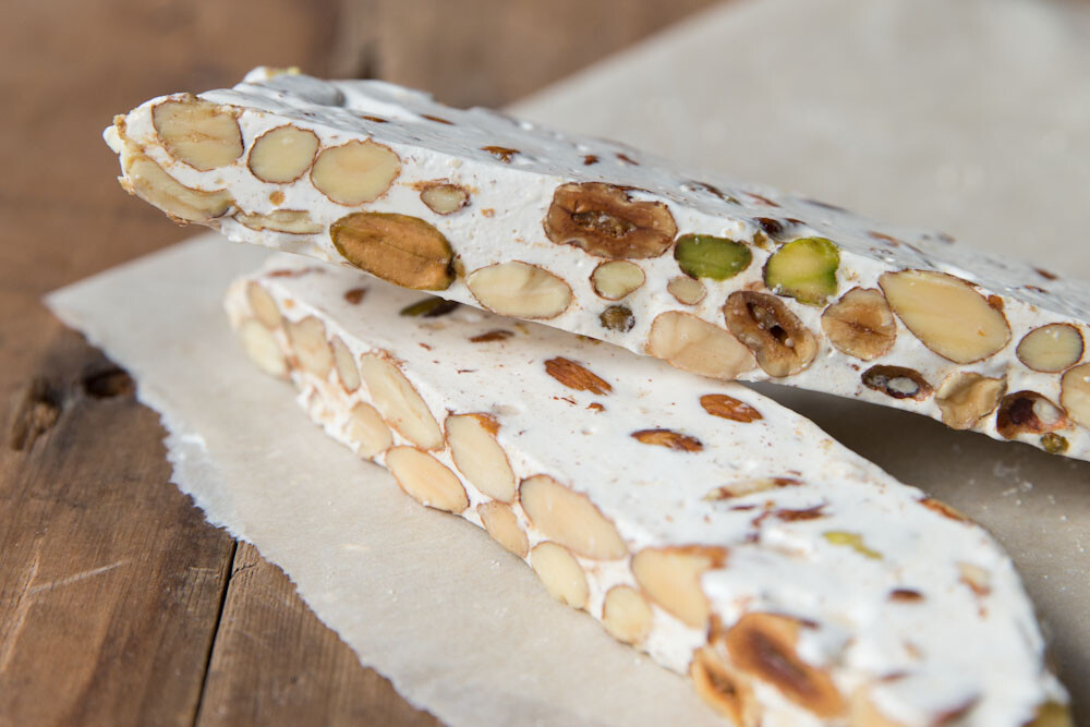 意大利甜品 Torrone 蜂蜜杏仁糖 意式蛋白牛轧糖 圣诞节期间的传统甜食，主要材料包括鸡蛋蛋白、杏仁、榛子、香草、糖和蜂蜜，也可以添加巧克力、花生和开心果