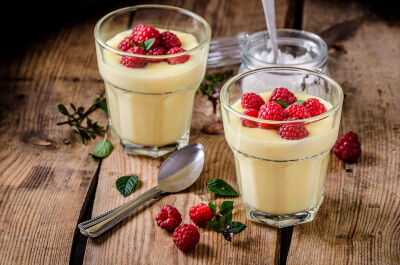 意大利 Zabaglione 萨巴里安尼 起源于美丽的西西里岛，是意大利家喻户晓的传统意式甜点。先用蛋黄和糖搅拌成型后加入玛萨拉酒（Marsala）或朗姆酒，最后再将鸡蛋、糖和酒的混合物隔水加温，搅拌至顺滑浓稠，可搭配饼…