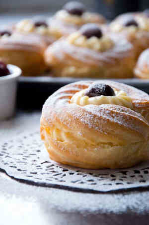 意大利甜品 Zeppole di San Giuseppe 奶油泡芙 这是献给3月19日圣朱塞佩日（父亲节）的油炸泡芙—圣约瑟夫蛋糕（St Joseph's zeppole）的美味烘焙酥皮变体（St Joseph's Day Pastries）。烤制完成后将奶油、巧克力或冰淇淋通过注射灌进其中，再放上樱桃等果料即成