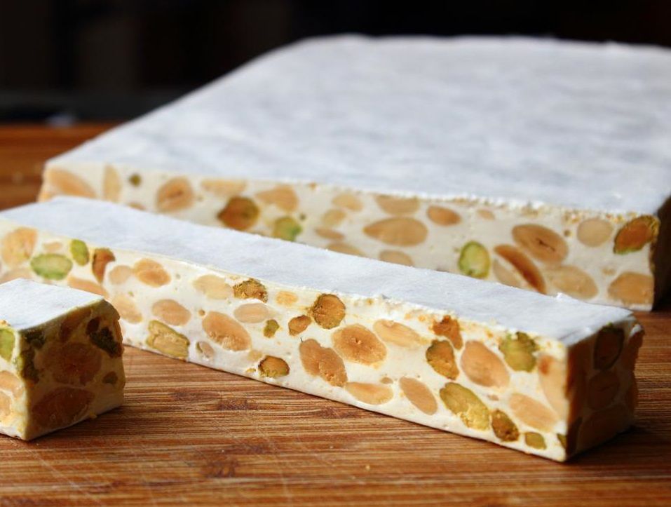 意大利甜品 Torrone 蜂蜜杏仁糖 意式蛋白牛轧糖 圣诞节期间的传统甜食，主要材料包括鸡蛋蛋白、杏仁、榛子、香草、糖和蜂蜜，也可以添加巧克力、花生和开心果