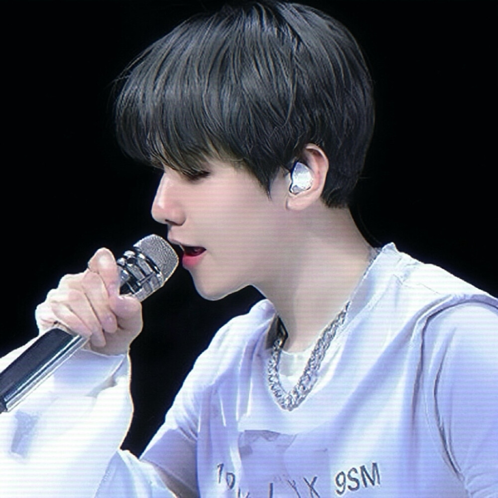 边伯贤
灰影迷雾中 戏剧化的重逢
