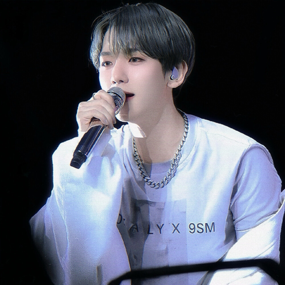 边伯贤
灰影迷雾中 戏剧化的重逢
