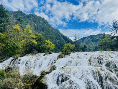 九寨沟风景区位于四川省阿坝藏族羌族自治州九寨沟县漳扎镇。九寨沟是世界自然遗产、国家 AAAAA 级旅游景区、国家级自然保护区、国家地质公园、世界生物圈保护区网络 。