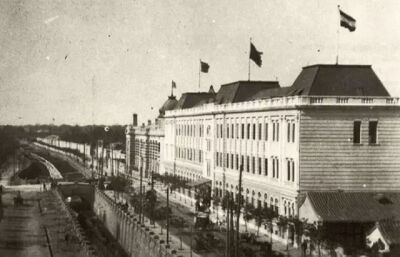 六国饭店，修建于1905年，位于北京市东交民巷核心区，是达官贵人的聚会场所。各国公使、官员及上层人士常在此住宿、餐饮、娱乐。现在叫“华风宾馆”，位于前门东大街5号。