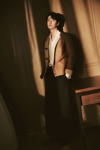 #王一博[超话]# · #王一博央视跨年晚会#
目有繁星，心有山海，循迹光影时，自有到来风。
今晚20：00锁定《启航2025——中央广播电视总台跨年晚会》，与@UNIQ-王一博 一起唱响天高海阔，迎接2025！✨
央视综合频道…